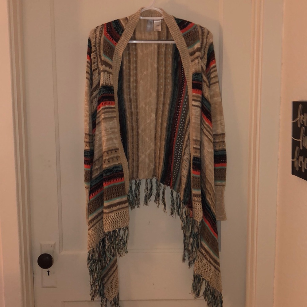 Knitted long sleeve shawl with fringe